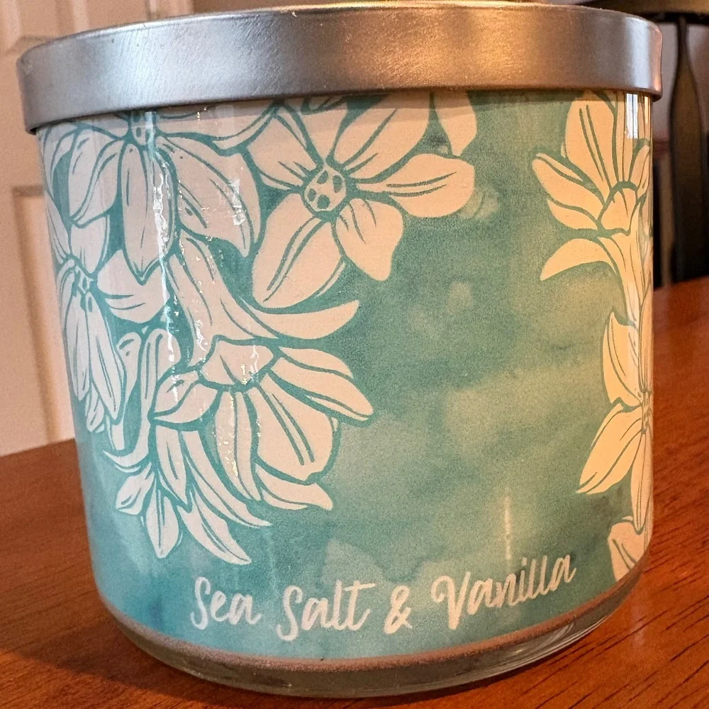 Soy Candle 14 Oz Sea Salt & Vanilla 3 Wicks NEW